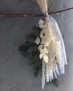 岐阜市花屋　クリスマス　クリスマススワッグ　フラワーレッスン　ルナリア　ブルーアイス　ユーカリ　オーガンジーリボン　ホワイトクリスマス