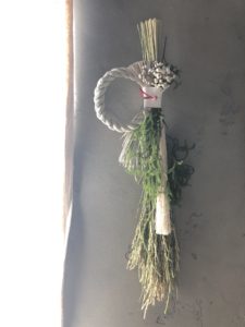 岐阜市花屋　お正月注連飾り　ヒカゲノカズラ　ナンキンハゼ　フラワーレッスン　紅白　麦