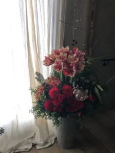 クリスマスアレンジメント　岐阜市花屋　ダリア　アマリリス　