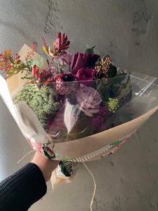 岐阜市花屋　春のブーケ　ラナンキュラス　バラ　ミモザ　レースフラワー　ブーケ　フラワーレッスン